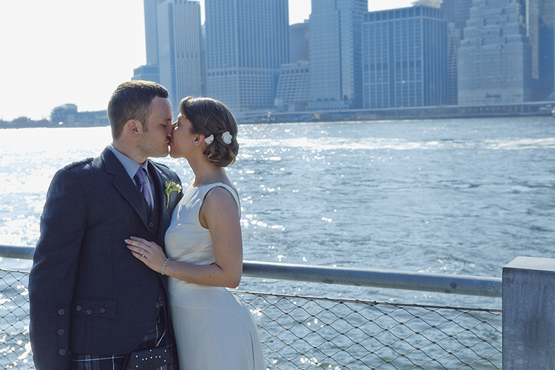bride and groom with manhattan skyline in the background