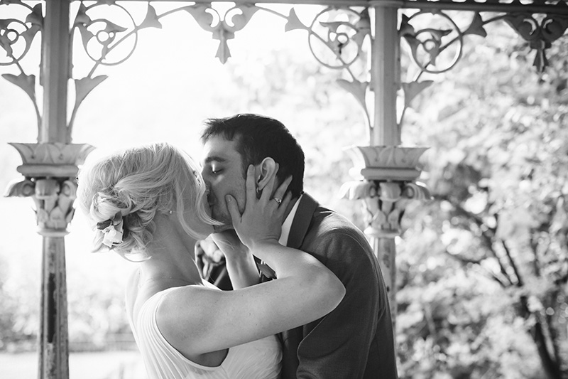 wedding first kiss