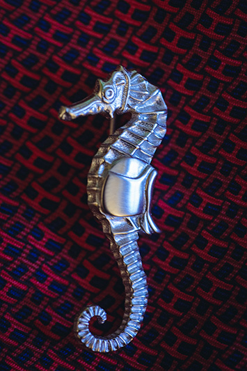 sea horse suit pin