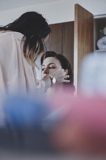 bride putting makeup