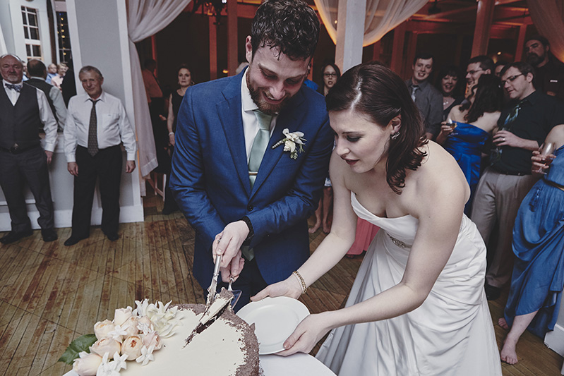 wedding cake cutting