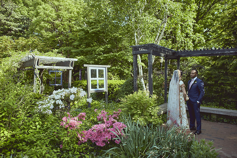 wedding couple in botanical garden