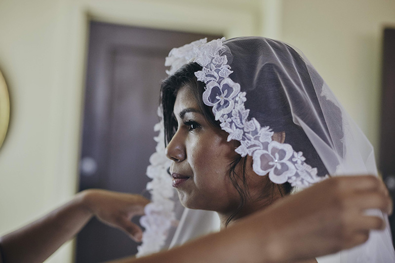 bride putting the veil on