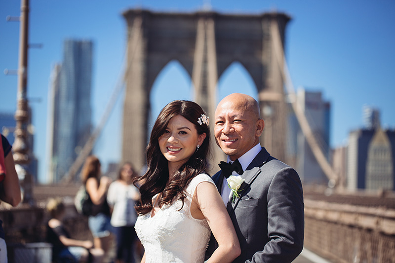 bride and groom on Brooklyn bridge