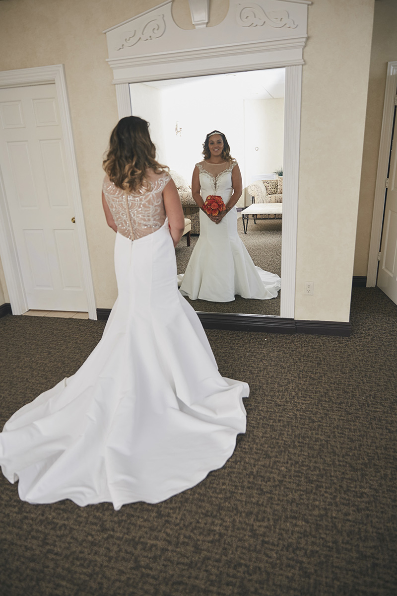 bride in fron of mirror