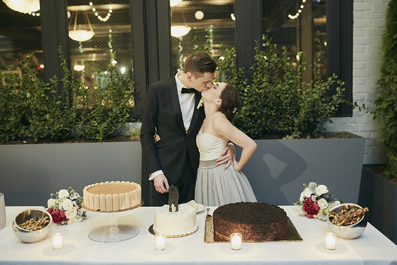 wedding cake cutting 