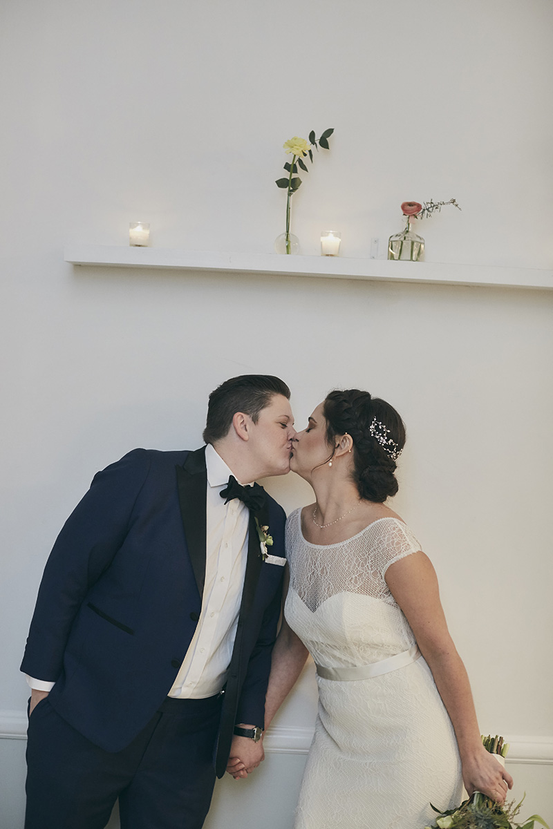wedding kissing photos