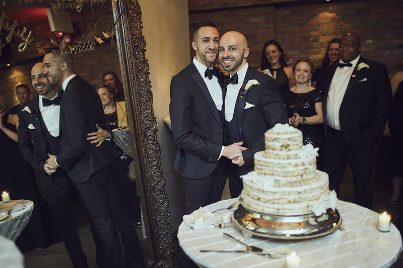 wedding couple cutting the cake 