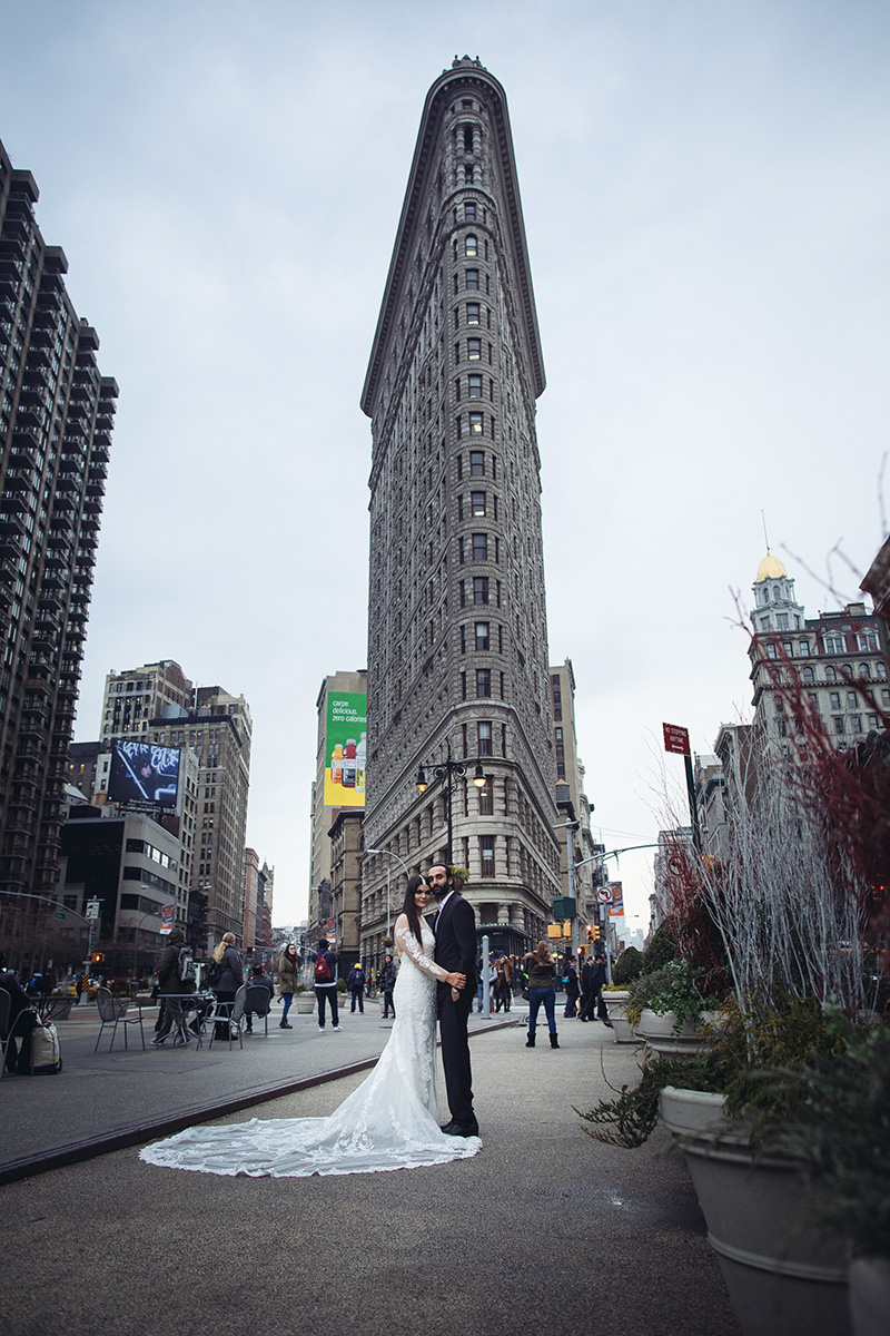 bride and groom in front of flatiron 