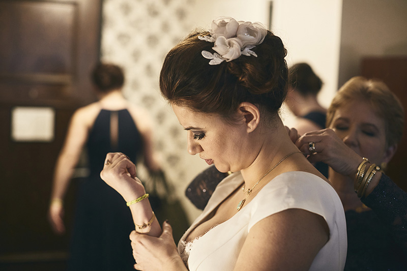 bride putting the wedding jewelry 
