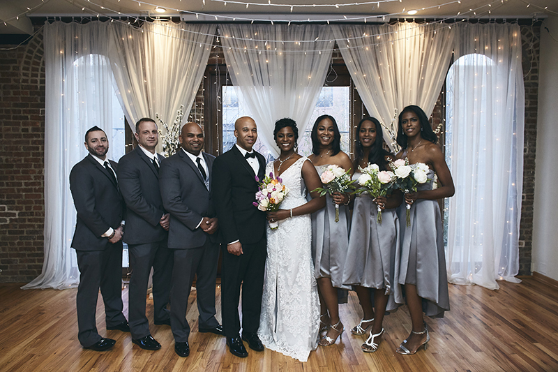 Bride and groom posing with braids maids and groomsmen