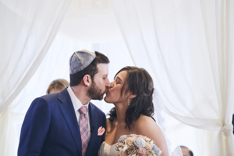 jewish brides and grooms kiss