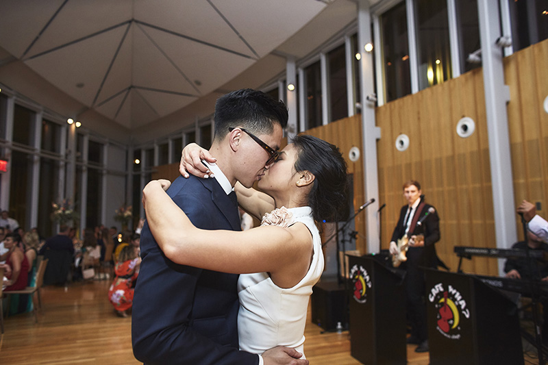 chinese bride and groom kissing