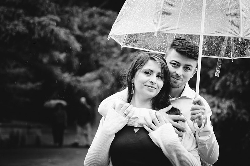 rainy day engagement pictures